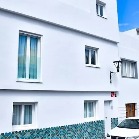 Ballesteros Place Sunset A アパート