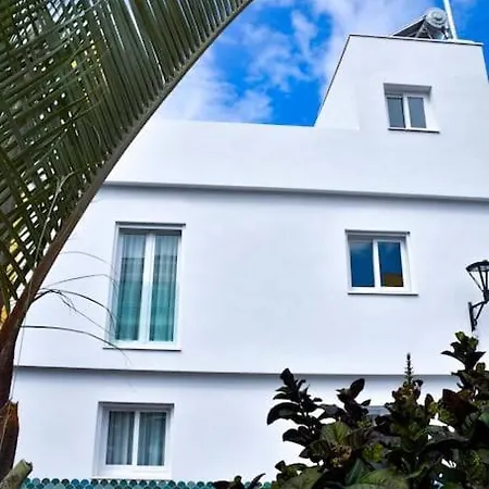 Ballesteros Place Sunset A アパート *