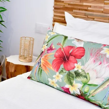 Ballesteros Place Sunset A アパート